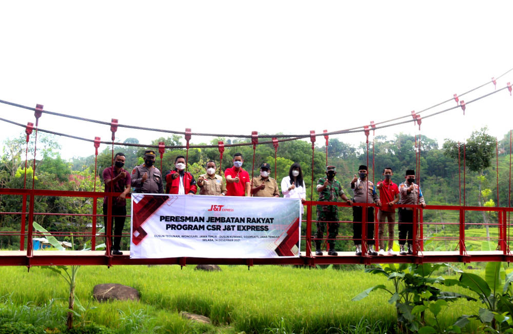 J&T Resmikan Jembatan Rakyat Yang Hubungkan Antar Desa