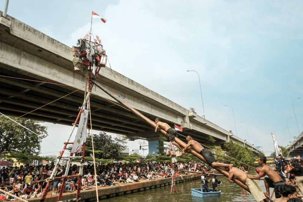 Panjat Pinang Kalimalang 2026: Adapundi Ikut Meriahkan HUT RI