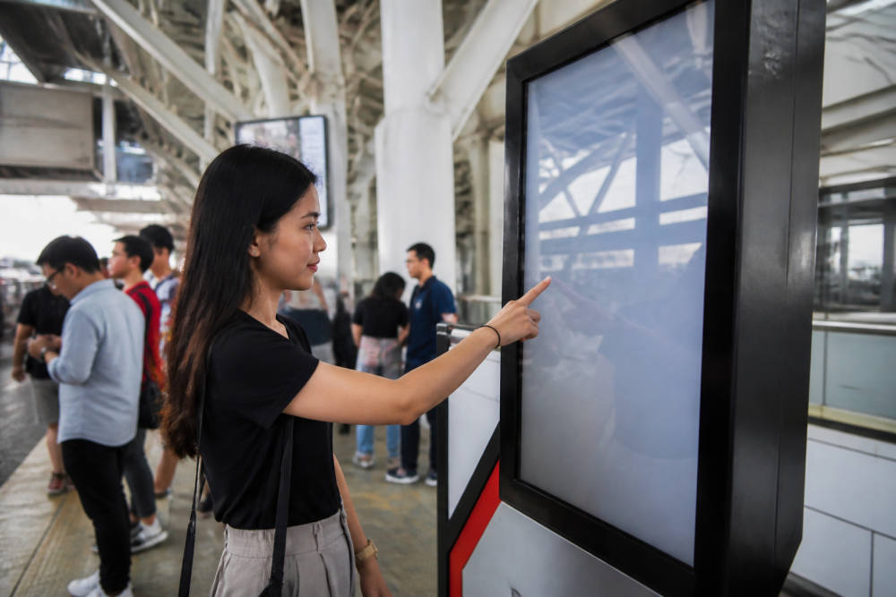 LRT Jabodebek Hadirkan Layar Interaktif di Stasiun, Cek Fungsinya