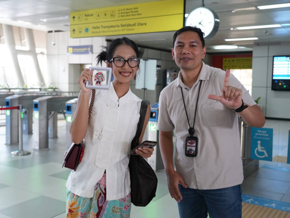 LRT Jabodebek Bagikan Souvenir di Hari Pelanggan Nasional 2026 LRT Jabodebek Bagikan Souvenir di Hari Pelanggan Nasional 2026