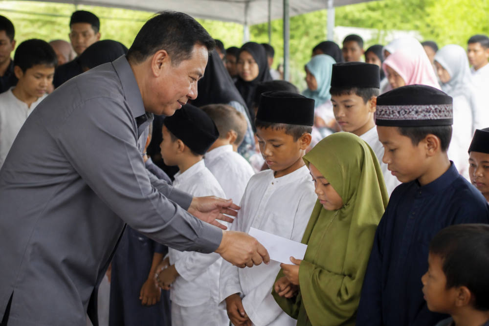 H. Robert Nitiyudo Wachjo Santuni 1.200 Anak Binaan di Depok H. Robert Nitiyudo Wachjo Santuni 1.200 Anak Binaan di Depok