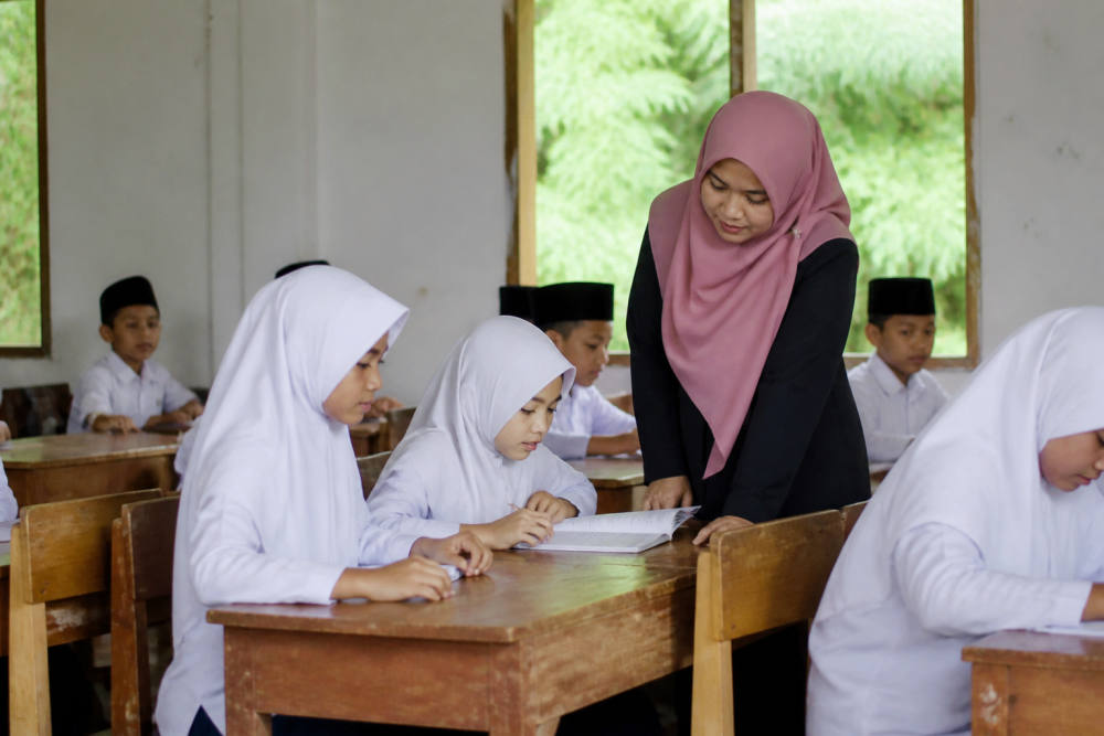 Wakaf OCBC Syariah Bantu Siswa MTs Al Khoeriyah di Garut