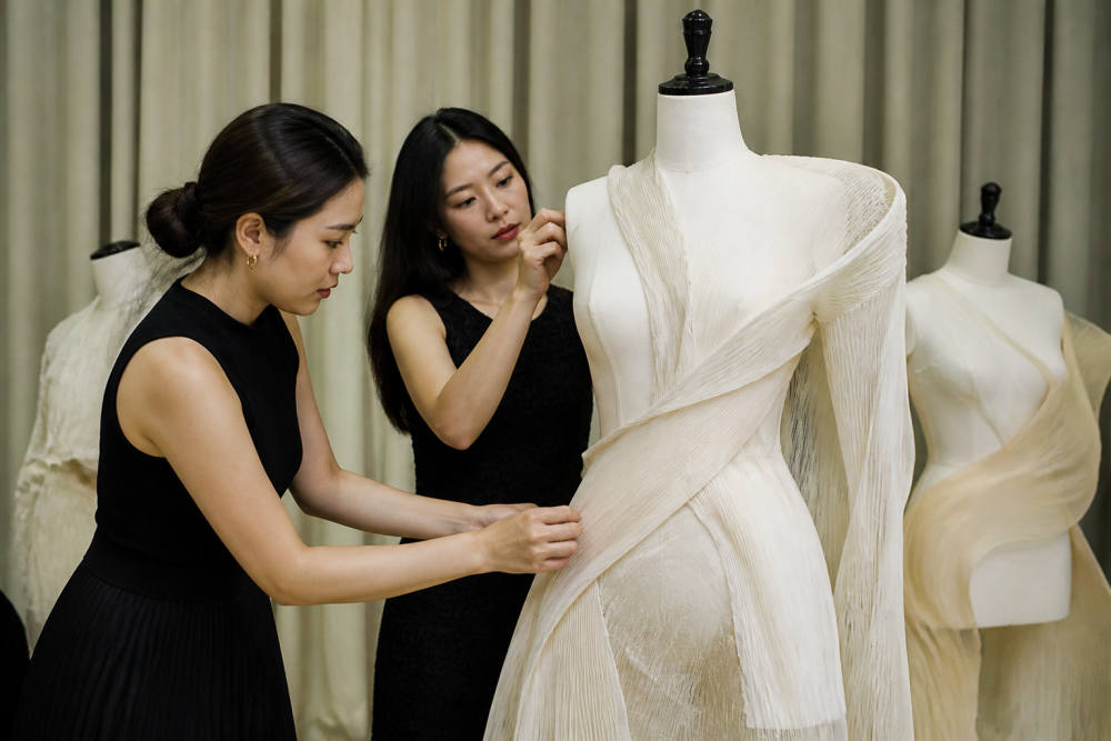 Gods Within Her: Atelier Vietnam LA TRỊNH Tampil di Milan
