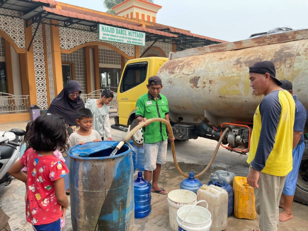 Karhutla Mempawah: Pelindo Salurkan 94.000 Liter Air Bersih