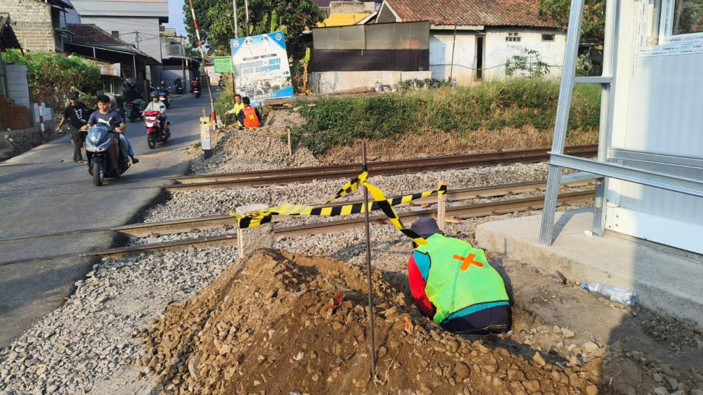 Perlintasan Sebidang: KAI Bangun 10 Palang Pintu di Jawa Barat Perlintasan Sebidang: KAI Bangun 10 Palang Pintu di Jawa Barat